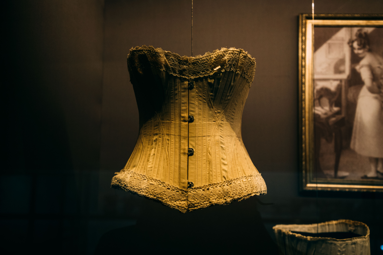 Waist Trainers vs. Corsets: Debunking the Myths